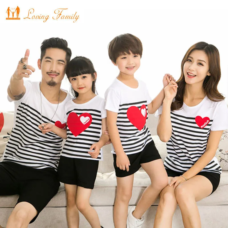 

Одинаковые комплекты для семьи; Летний семейный хлопковый комплект одежды для мамы и ребенка и папы; Полосатая футболка с короткими рукавам...