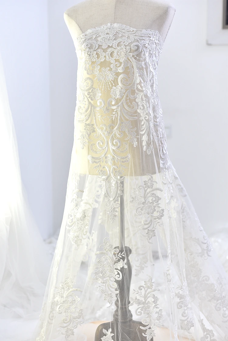 Изысканная 135 см кружевная ткань из бисера цвета слоновой кости с пайетками