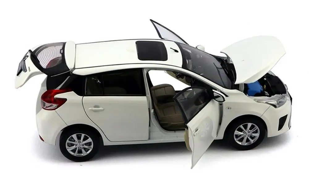 Коллекционная белая модель автомобиля Toyota Yaris L 1/18 в масштабе 2014 | Игрушки и хобби