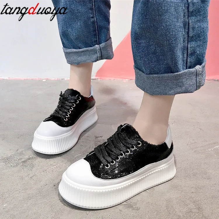 Белая повседневная обувь женская модная на платформе с круглым носком каблуке