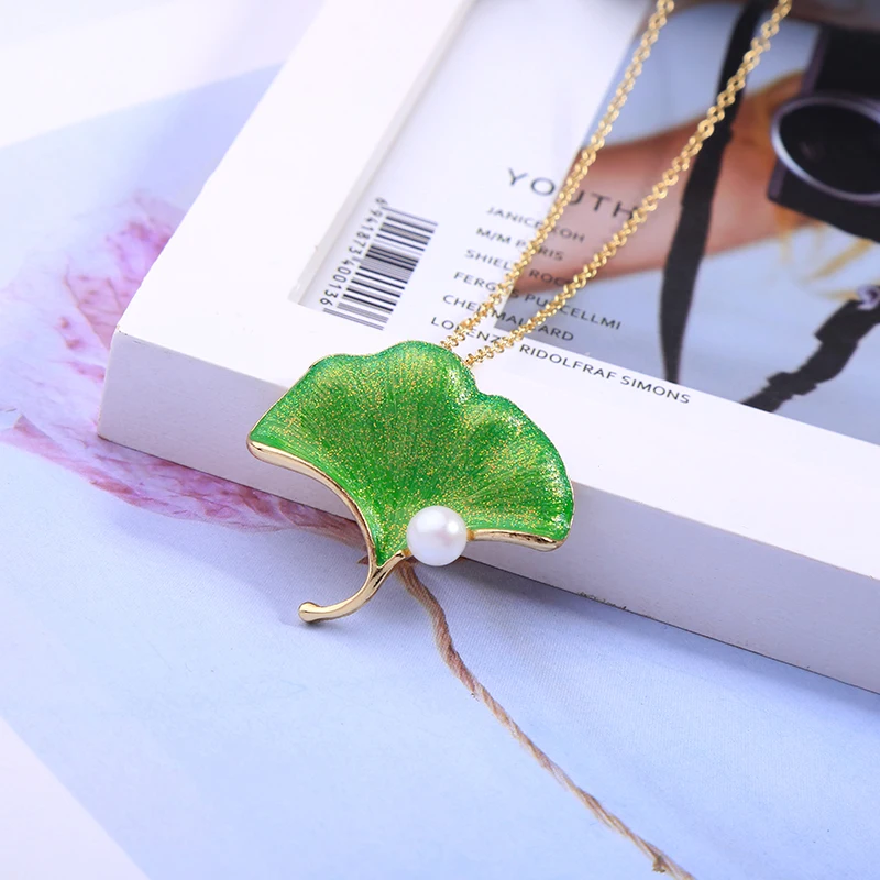 2 способа ношения кулон в виде листьев гинкго имитация жемчуга золотого цвета
