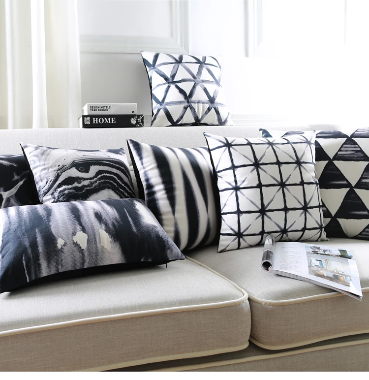 Черно белая наволочка для подушки Ретро Геометрические треугольники в полоску