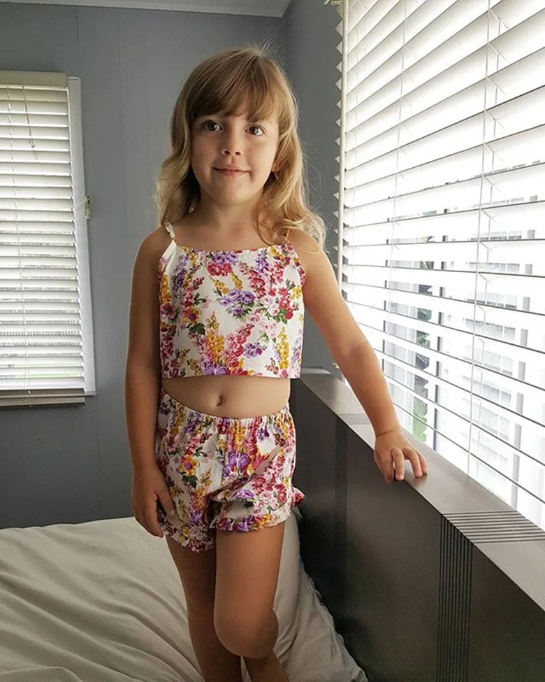 2017 лето симпатичные цветочные печатных шею рукавов майка + эластичный пояс шорты