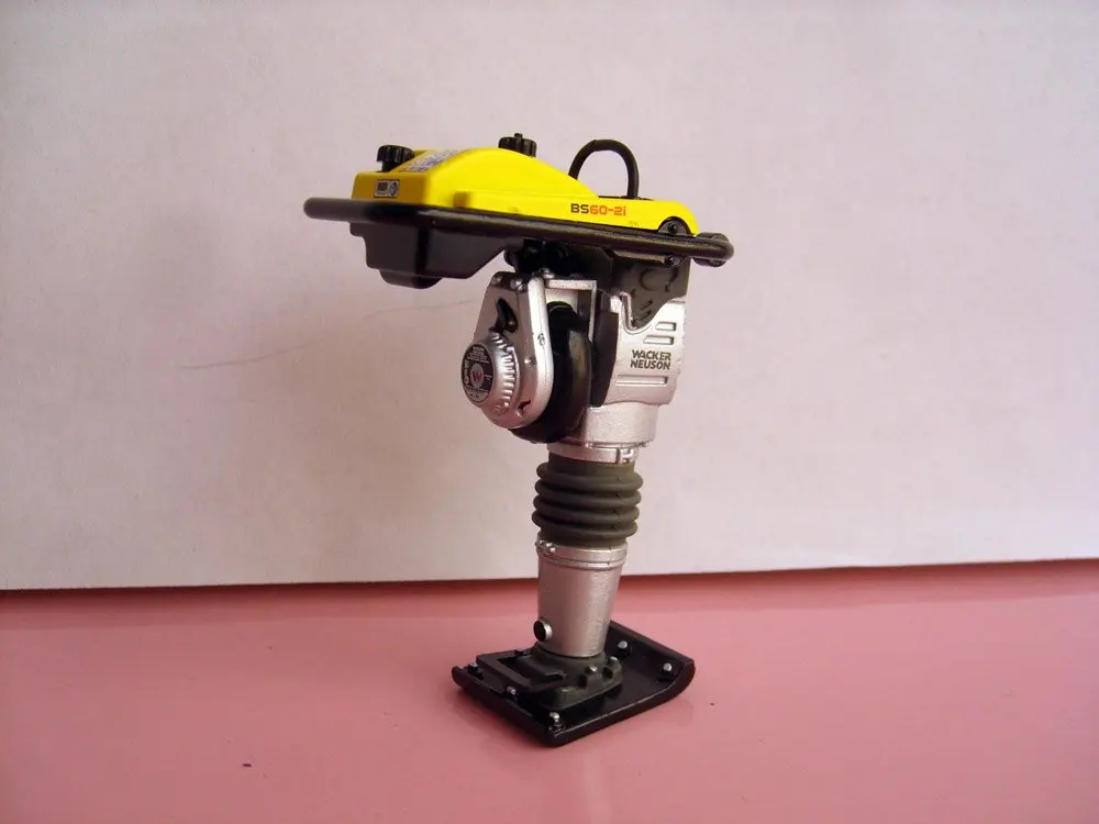 UH-8076 1:12 Neuson тромбовочный виброкаток BS60-2i игрушка