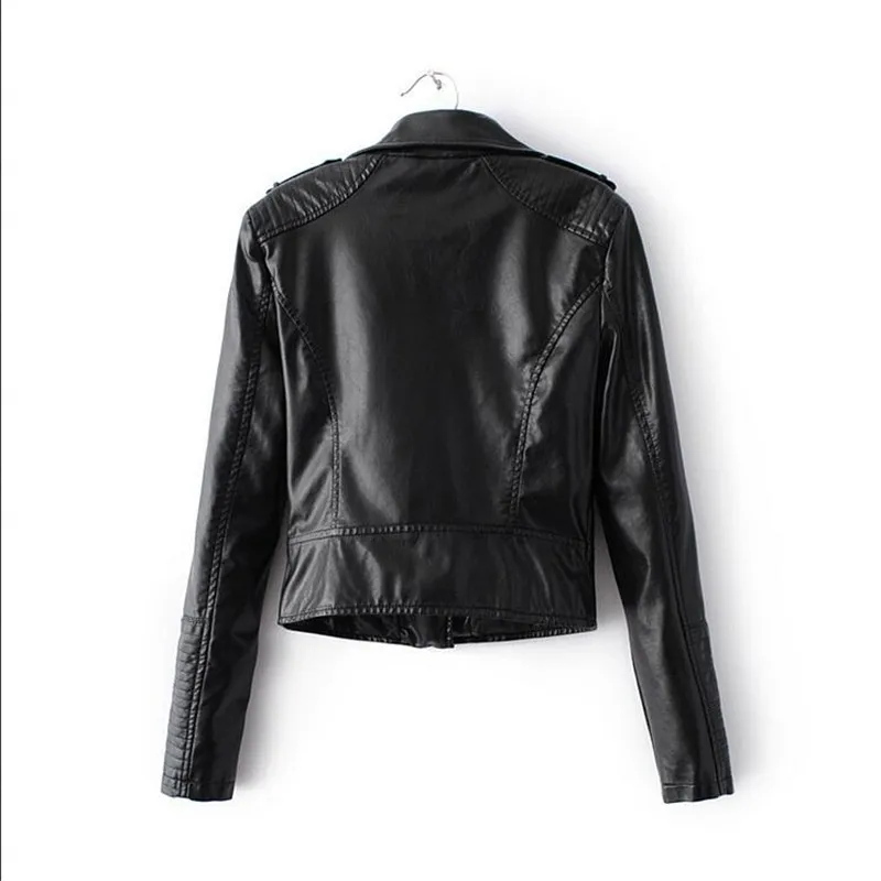 Куртка женская демисезонная короткая из экокожи с эполетами на молнии|leather jacket