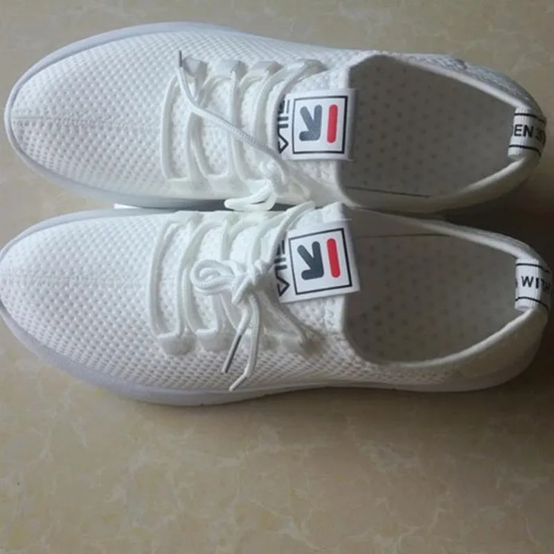 Легкая дешевая мужская спортивная обувь белая со шнуровкой с низким вырезом на