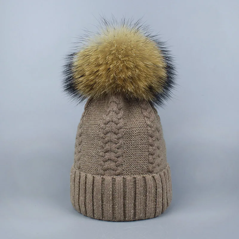 Brown Натуральный мех енота помпонами вязаная шапка мяч Beanie зимняя шапка для женщин Девушки Шерсть Хлопок Skullies женский лыжный кепки - Цвет: Brown