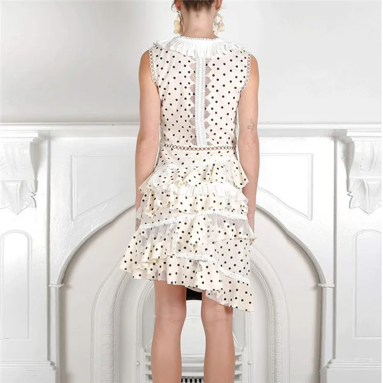 Женское асимметричное платье в горошек белое кружевное без рукавов с v образным
