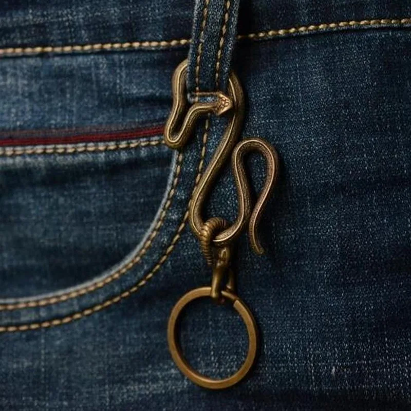 

Creative snake type EDC tool. Pure brass retro disc snake keychain for easy and cool key storage. Beautiful hanging buckle.