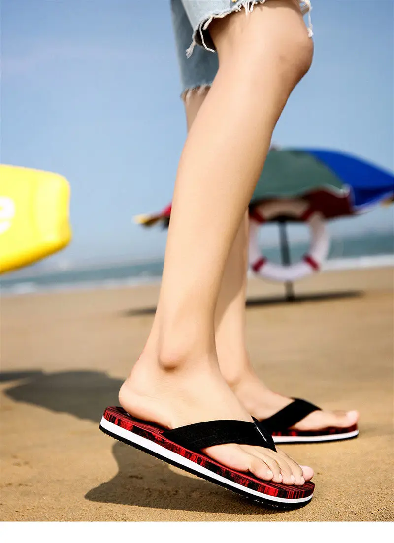 Summer flip flops men's trend Korean version of the personality of the beach shoes students simple casual sandals and slippers