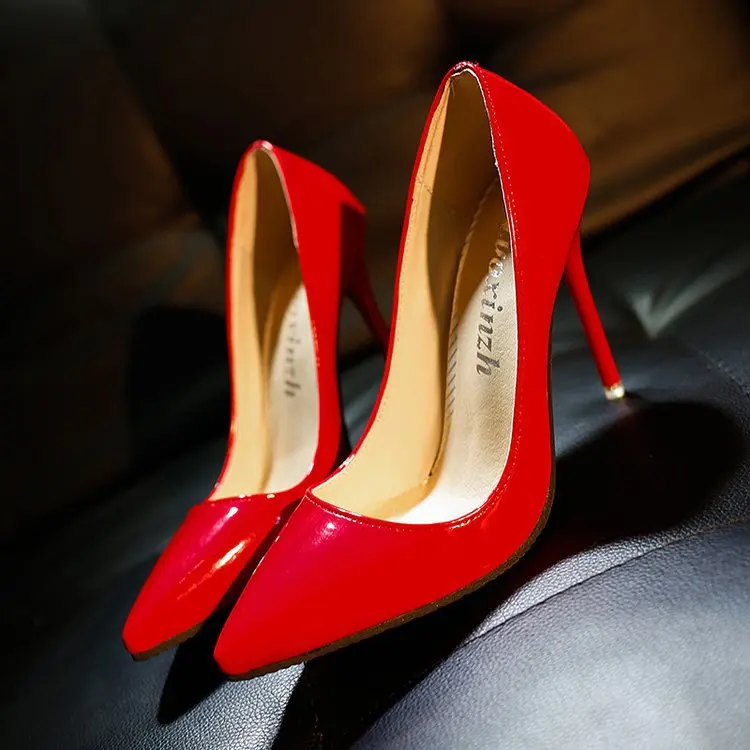 Женские осенние туфли телесного цвета на высоком каблуке с острым носком