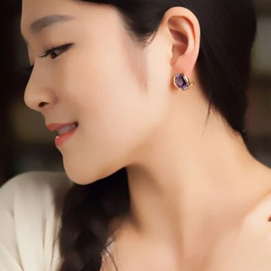 Женские серьги-гвоздики с фианитами фиолетового и красного цвета | Украшения