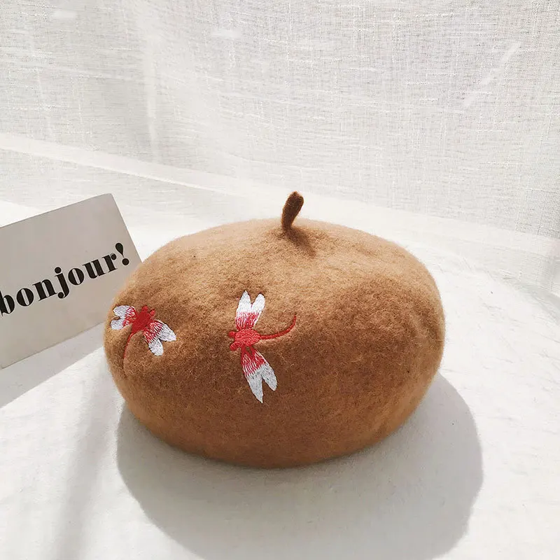 khaki Зимний берет, шапка для девочек, женский шерстяной берет, шапка, вышивка стрекозы, берет, шапки для женщин, плоская шапка, Boinas de mujer - Цвет: khaki
