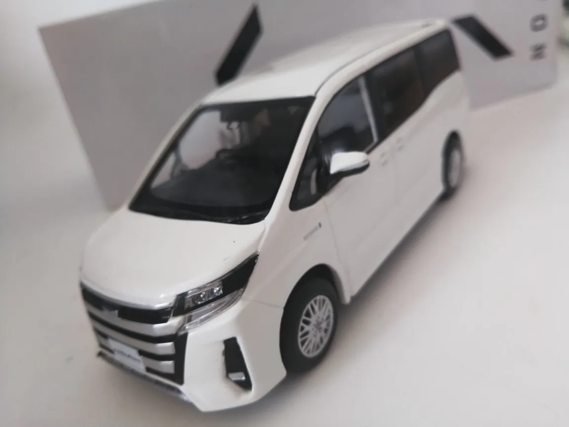 Белый 3 цвета 1:30 TOYOTA NOAH сплав модель автомобиля литья под давлением металлические игрушки подарок на день рождения для детей мальчик другой - Цвет: Белый