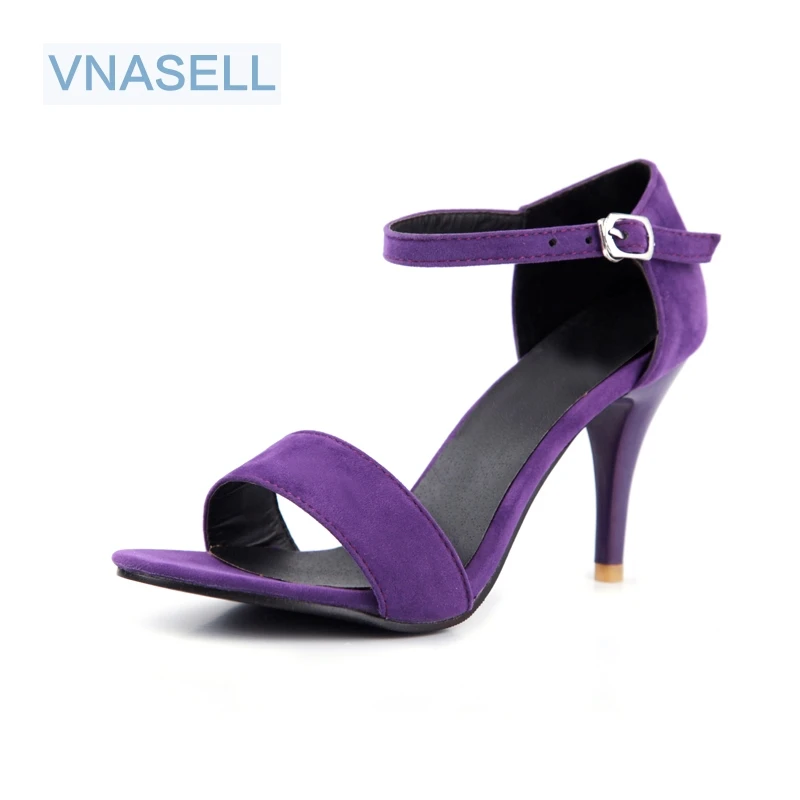 Летние модельные босоножки на среднем каблуке с открытым носком и пряжкой