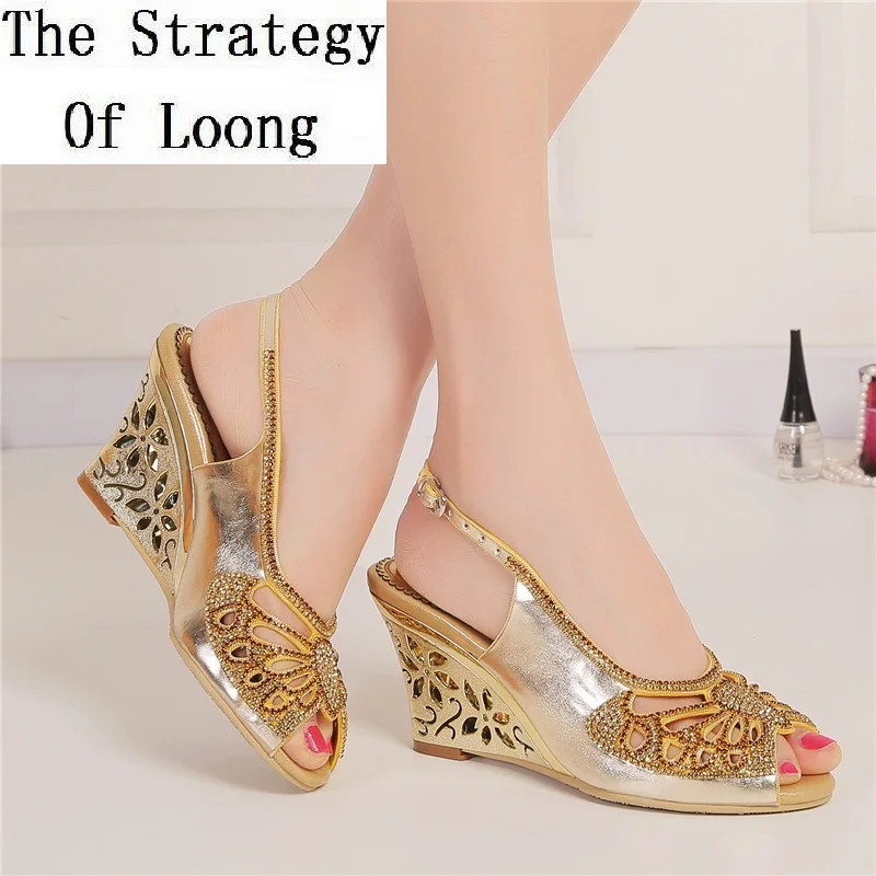 Женские сандалии-гладиаторы из натуральной кожи с открытым носком на танкетке