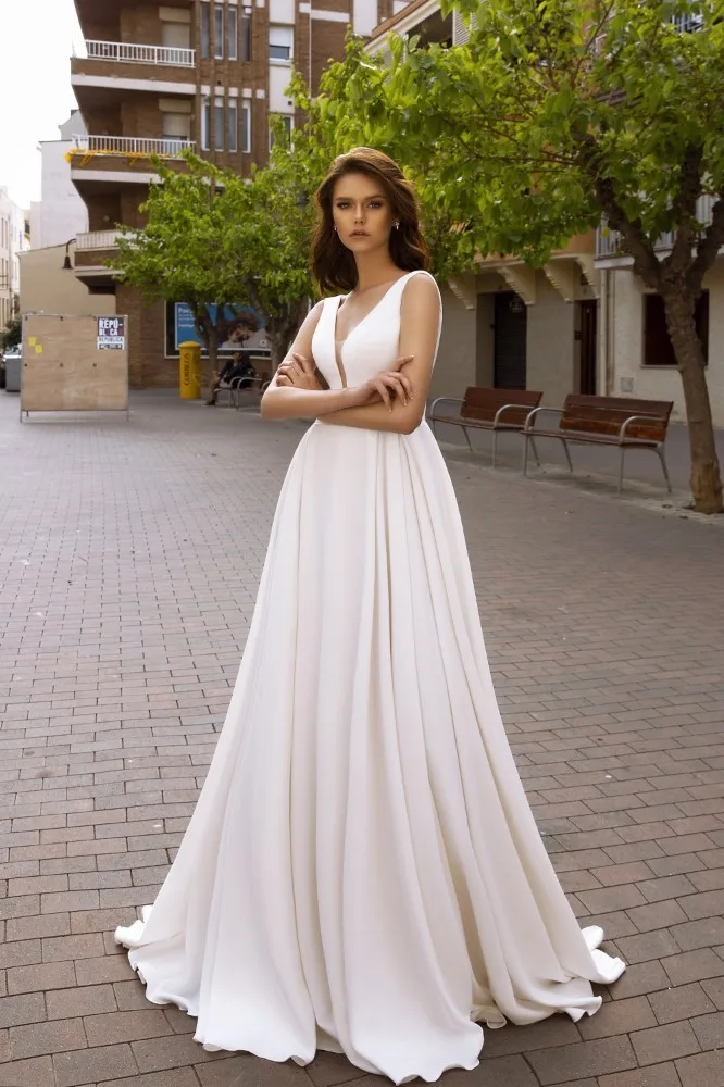 Женское платье трапеция Vivian's Bridal простой сатин с коротким шлейфом глубоким v