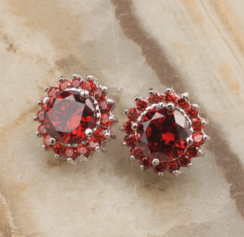 Круглые серьги гвоздики с красным бордовым гранатом и серебряным покрытием