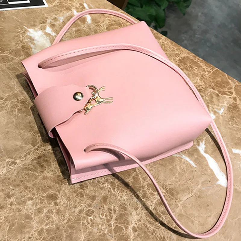 Женская кожаная сумка через плечо маленькая на с подвеской в виде оленя