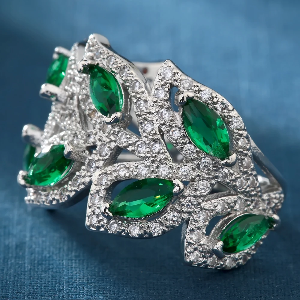 Женское кольцо с австрийскими кристаллами Bijoux Green Серебряное элегантное круглое
