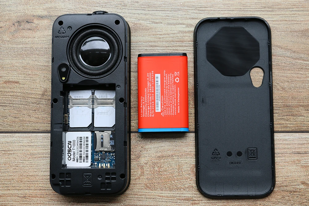 Дешевая цена 2G GSM Quad Band Dual Sim Whatsapp скоростной набор Powerbank BT 2,0 русская клавиатура мобильный телефон для пожилых людей