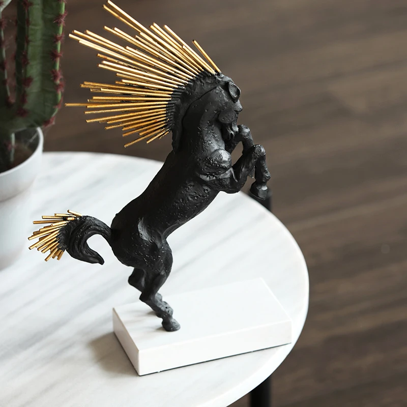 Абстрактная скульптура статуэтка орнамент лошадь подставка на белом мраморе