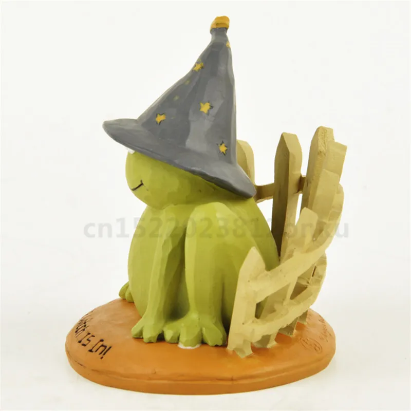 Фэн-шуй ведьма в фигурки лягушек талисман с черной шапкой сидя лесу сад Декор