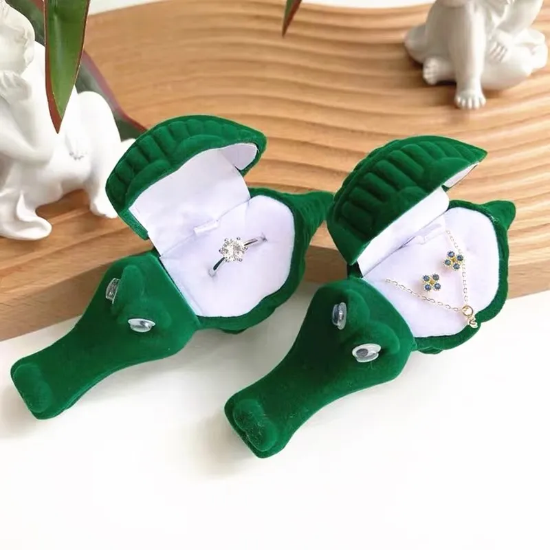 

HOSENG Green Color Cute Crocodile Animals Ring Storage Box Velvet Wedding Jewelry Packaging Necklace Earring Case HS_564