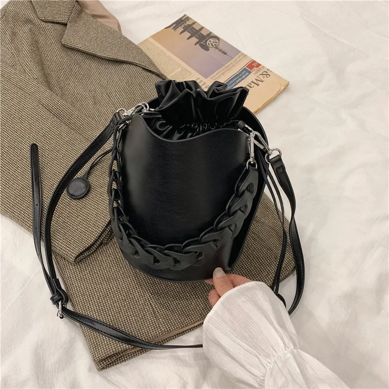 

High-quality Ladies Woven Portable Bucket Bag 2020 New Personality Hollow Shoulder Strap Female Bag Trendy Fashion Messenger Bag