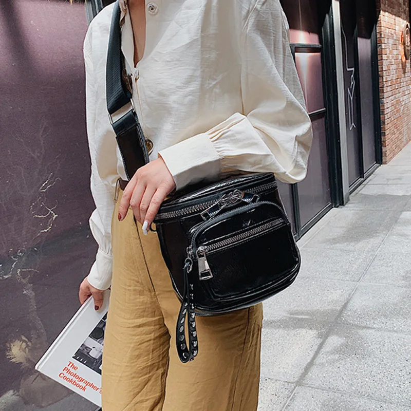 Сумка мессенджер на плечо модный однотонный саквояж серебристого цвета с