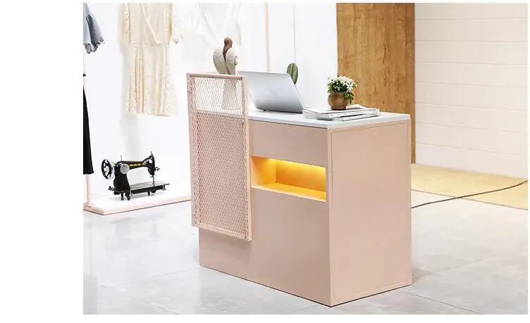 Магазин одежды маленький кассовый счетчик контрактный современный стол для