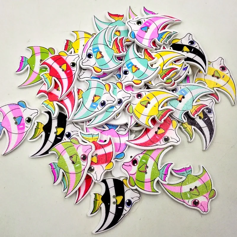 50 шт./упак. 30 мм окрашенная рыба деревянная пряжка на белом фоне Смешанная Ручная