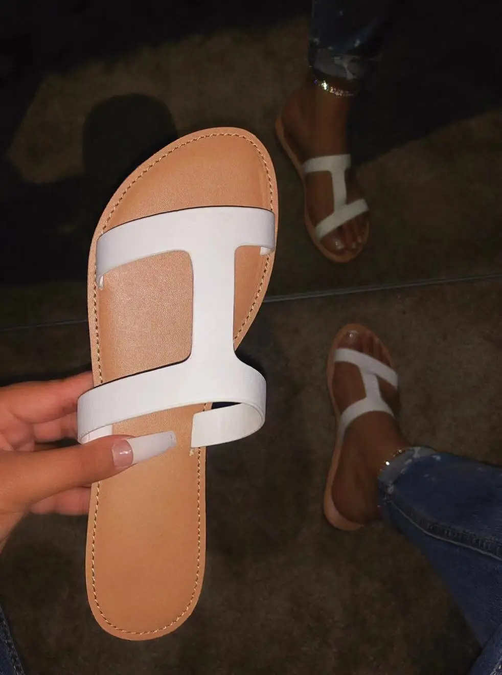 Женские пляжные шлепанцы черные или белые сандалии без застежек с вырезами на