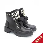 Ботинки на плоской подошве, новинка 2021, зимние черные женские ботинки в стиле панк с жемчугом, женская элегантная обувь на молнии с бантом, большой размер