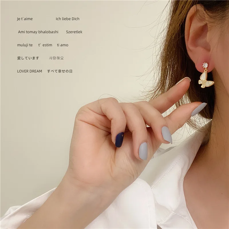 

2020 Korean Silver Color Vintage Earrings White Shell Butterfly Rhinestone Stud Earrings For Woman Birthday Gift Fashion Jewelry