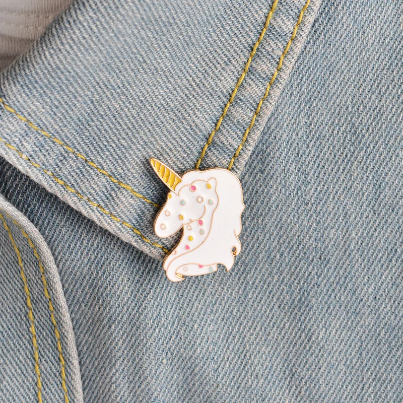 

Cartoon Creative White Horse Bag Collar Shirt Brooch Pins Metal Broches for Men Women Badge Pines Metalicos Brosche Accessories