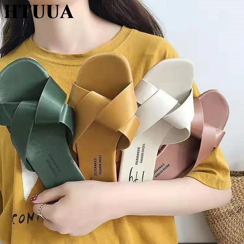 Женские шлепанцы с открытым носком HTUUA брендовые разноцветные на плоской подошве