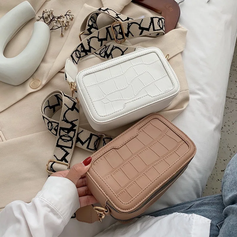 Сумка женская с буквенным принтом сумочка кросс-боди на широком ремешке