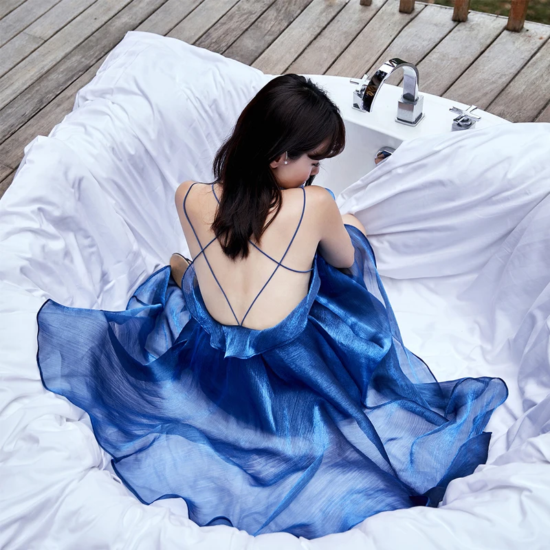 Женское платье с вырезом на спине синее вечернее миди без рукавов