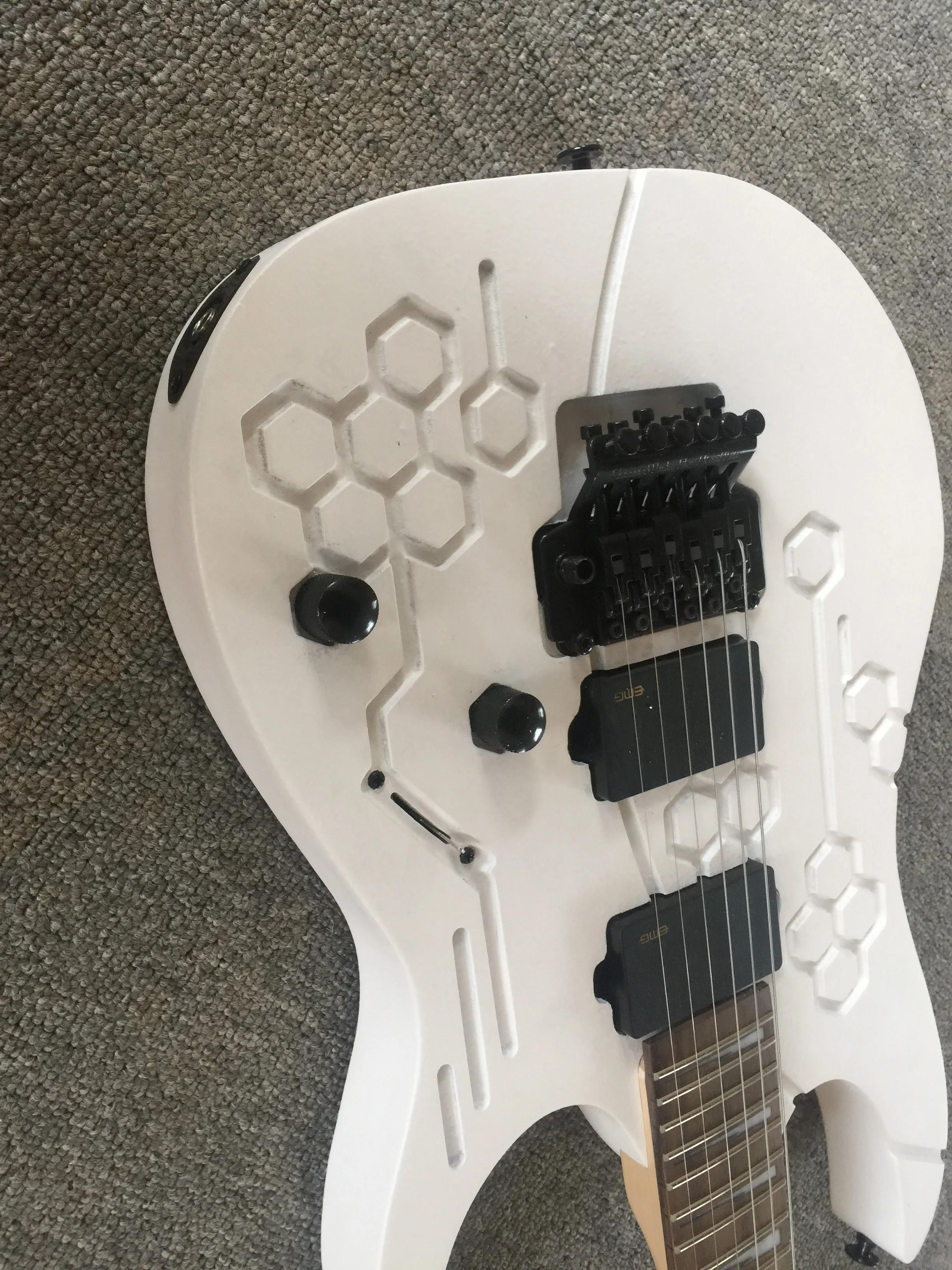 Электрическая гитара/матовая белая компьютерная гравировка шаблон