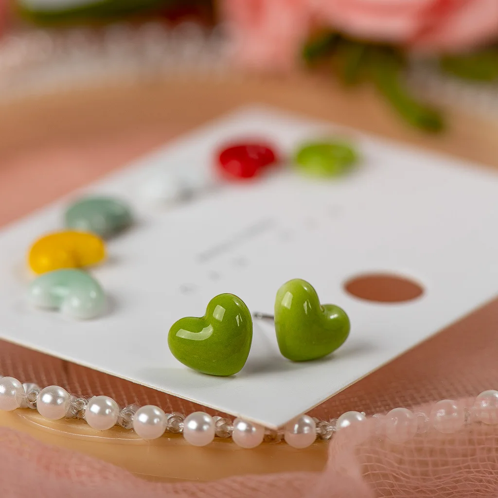 Набор разноцветных серег с сердечками серьги-гвоздики из керамики