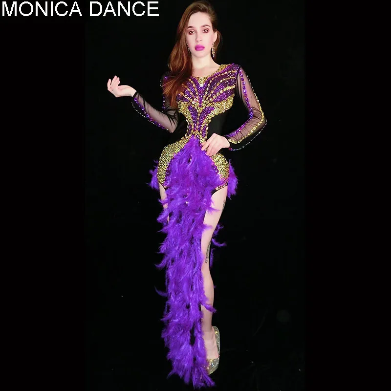 

Женское длинное платье с открытой спиной и перьями