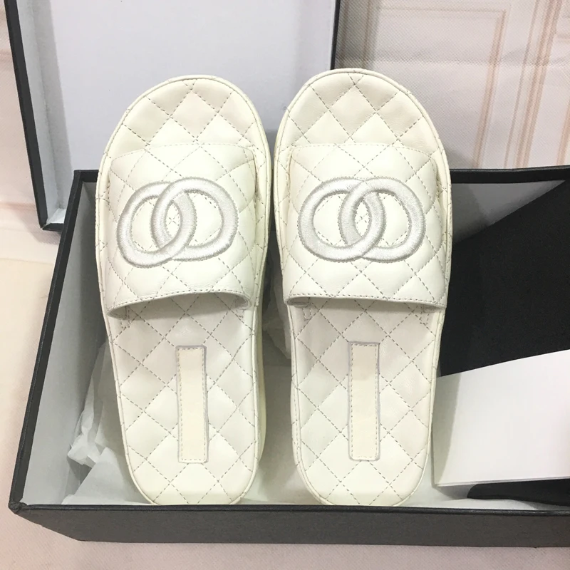 

2021 summer new slippers casual and comfortable Joker beach women's shoes clogo high quality couples with the same paragraph