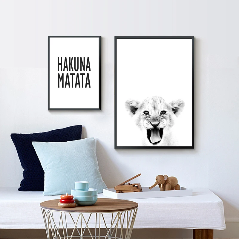 Скандинавская художественная черно белая картина с животным львом Hakuna Matata