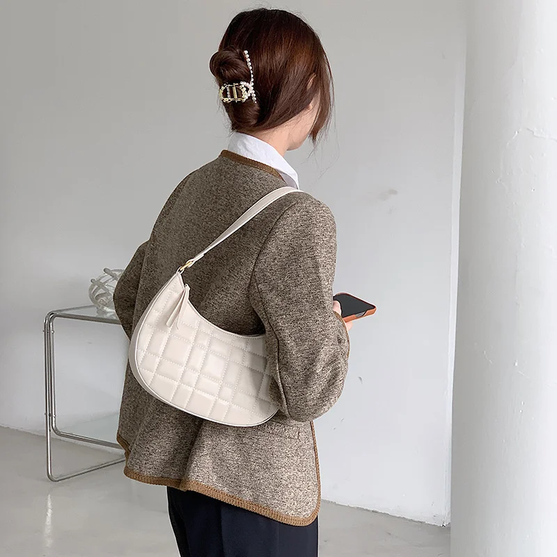 

Female and Fashion Armpit Korean Design Saddle Versatile Lingge Bag