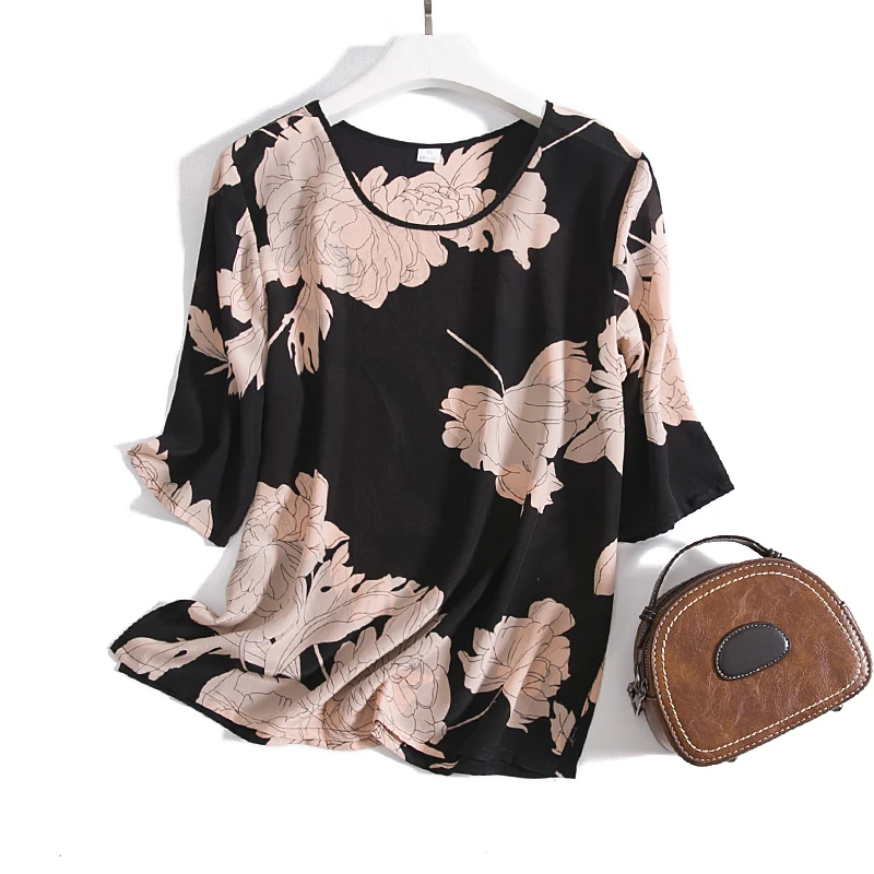 Неустановленная черно-розовая шелковая футболка из крепдешина с рисунком