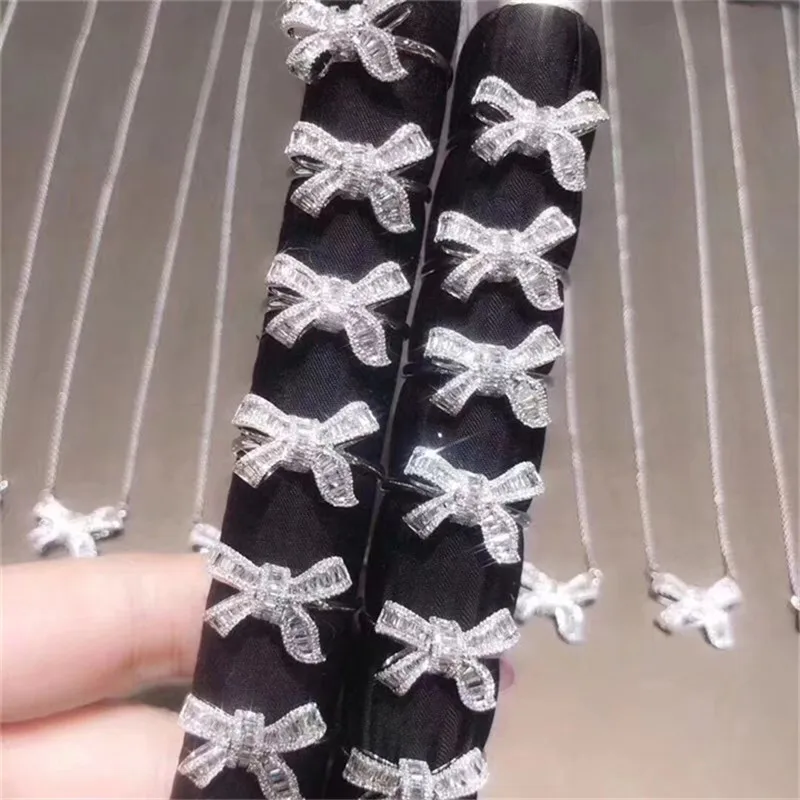 

Женское Обручальное кольцо с фианитом, серебряного цвета