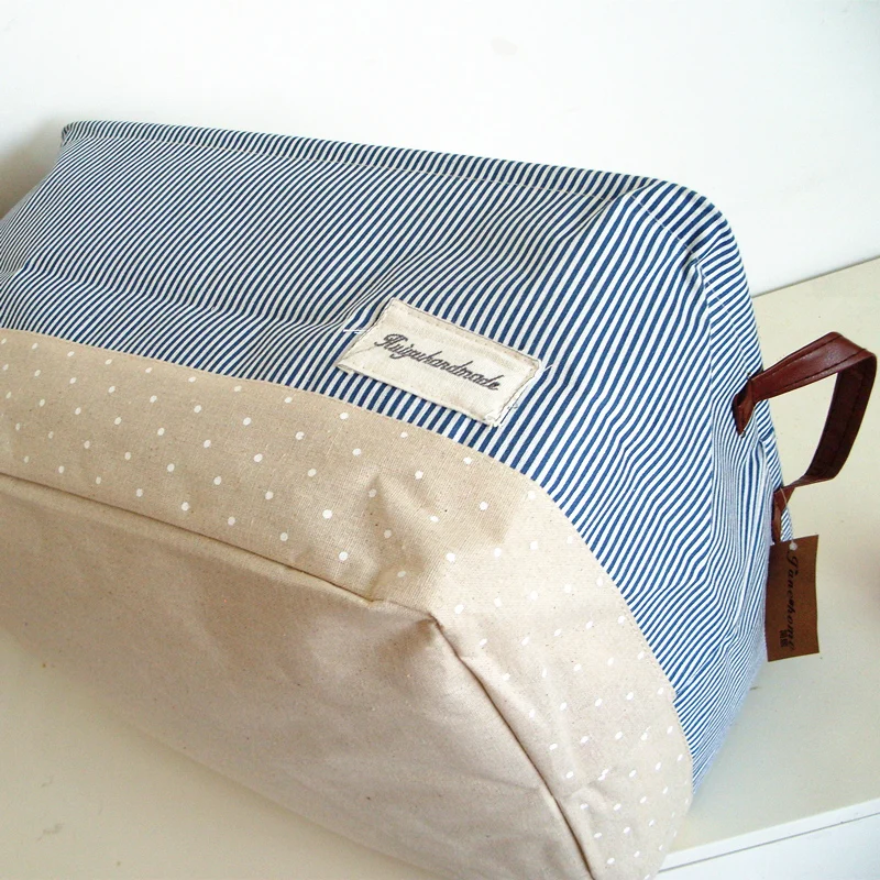 Складывающаяся тканевая сумка в крупную полоску может быть упакована сумку для