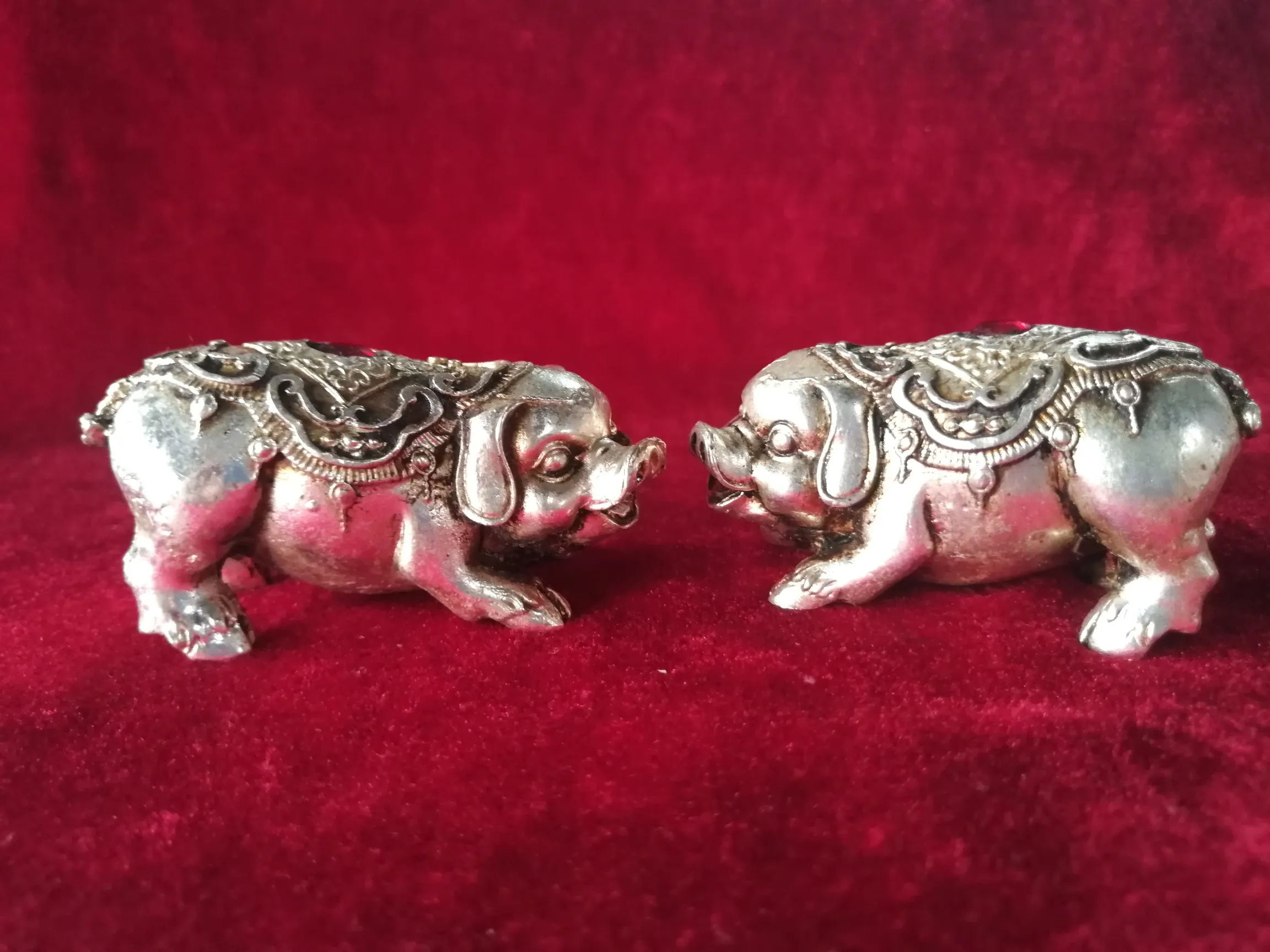 Banhado a Prata Incrustado com Rubi. Requintado Cobre Antiga Porco Bonito Ornamentos
