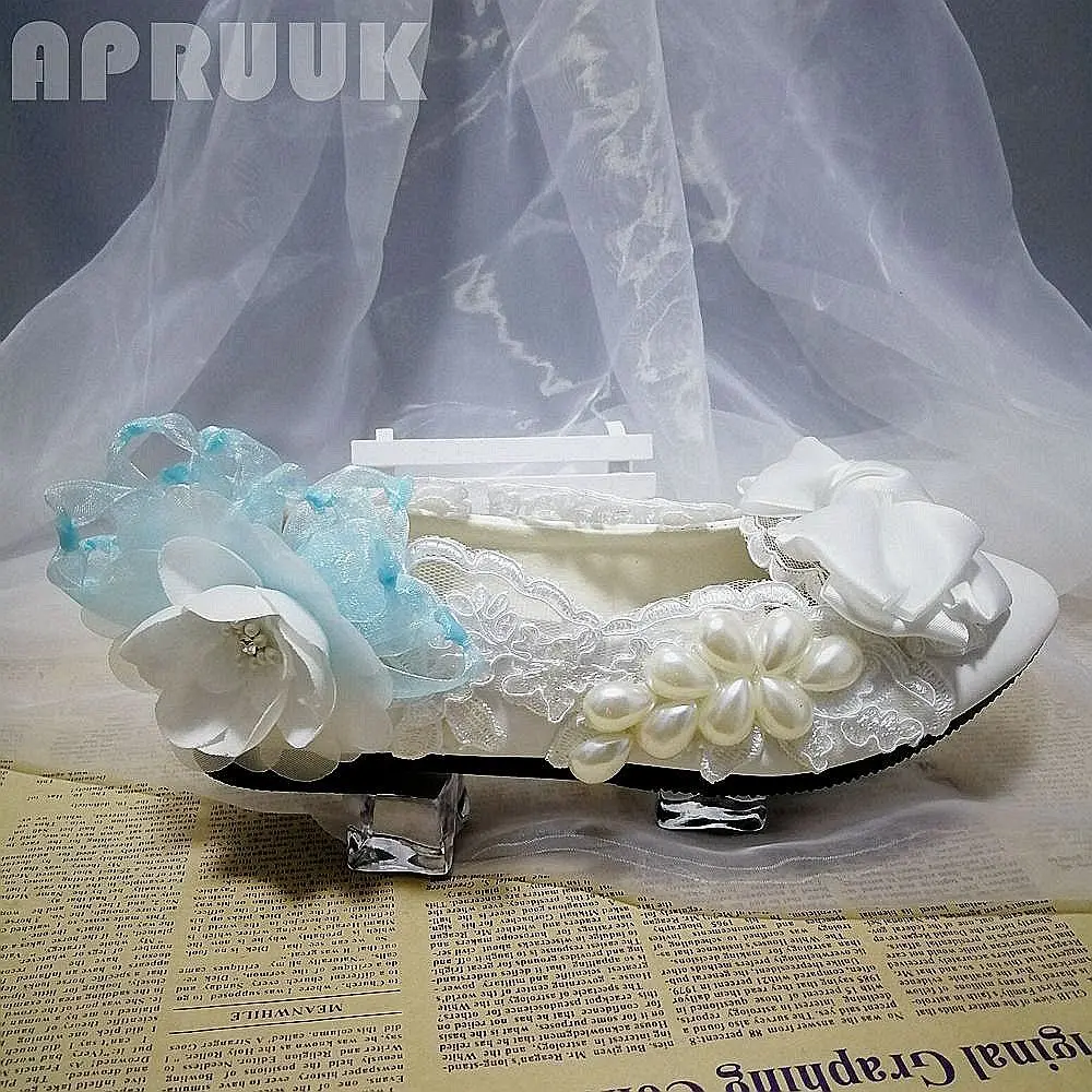 Белое кружевное платье цвета слоновой кости с жемчугом цвет небесно-синий